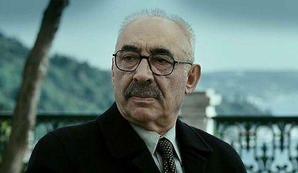 Türk sinemasının en başarılı isimlerinden biri hiç kuşkusuz Şener Şen'dir. 82 yaşındaki oyuncu sinema ve dizi kariyeri boyunca hepimin hafızalarına kazınan sayısız yapımda oynamıştır.
