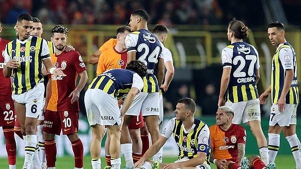 Galatasaray ve Fenerbahçe kafileleri, görüşmenin yapıldığı otelden farklı otellerde başkanlarından gelecek son kararı bekliyor. Kafilelere henüz stada gitmek için yola çıkmadı.