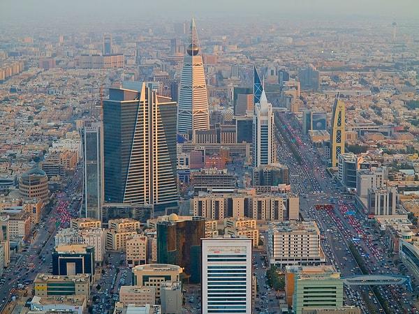 Riyad Bölgesi'nin merkezinde yer alan bu büyüleyici şehir, Arap Yarımadası'nın tam ortasında bulunur ve 6 milyonluk etkileyici bir nüfusu barındırır.