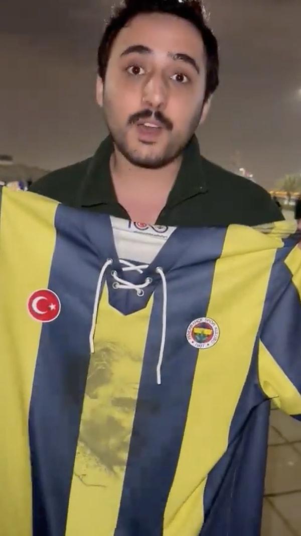 Formada Atatürk var diye bizi dışarı çıkardılar.” diyen Fenerbahçeli taraftarın paylaşımı sosyal medyada paylaşıldı.