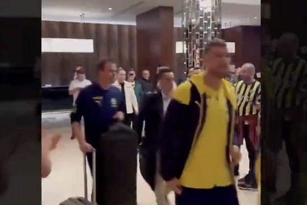 Geçtiğimiz dakikalarda Fenerbahçeli futbolcuları kaldıkları otelden çıkış yaptı.