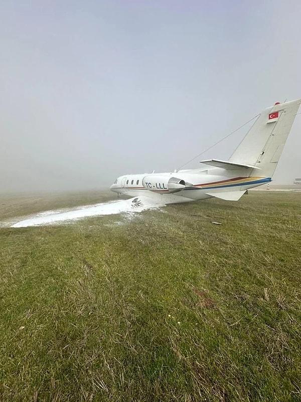 Özel jet, yoğun sisin bulunduğu Diyarbakır Havalimanı'na inişi sırasında pistten çıktı. Kaza sonrası olay yerin ekipler yönlendirilirken yolcular uçaktan tahliye edildi. Uçağın kurtarılması için ekiplerin çalışmaları devam ediyor.