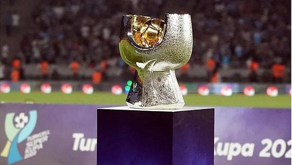 Süper Lig'in ardından Süper Kupa'da yeniden karşılaşacak olan Galatasaray ve Fenerbahçe geçtiğimiz akşam Suudi Arabistan'ın başkenti Riyad'da saat 20.45'te maça çıkacaktı.