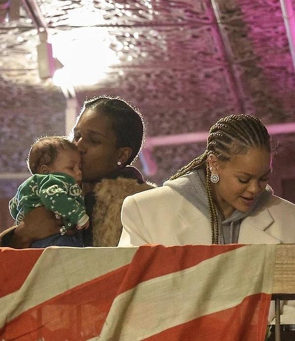 2023 yılını hamilelikle geçiren Rihanna, geçtiğimiz günlerde iki çocuğuyla birlikte görüntülendi!
