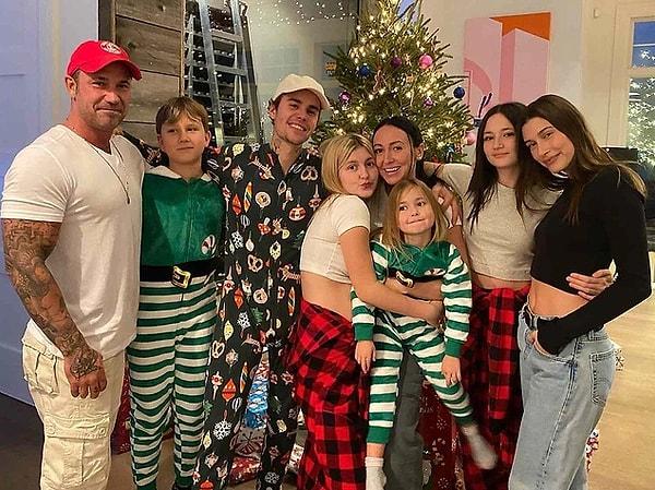 Noel kutlaması için ailesiyle bir araya gelen Justin Bieber ise annesinin gölgesinde kaldı!