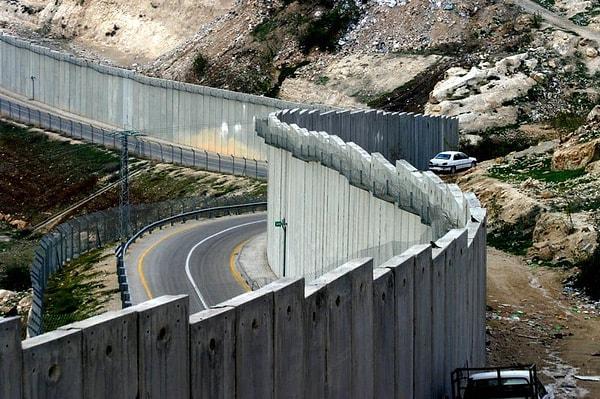 2002 yılında inşa edilen bu duvar İsrail tarafından teröre karşı bir güvenlik unsuru olarak görülüyor. Ancak Filistinliler bu duvarı 'ırk ayrımcı' kabul ediyor.