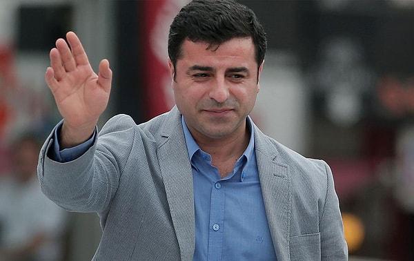 Edirne Cezaevi’nde tutuklu bulunan Selahattin Demirtaş, babasının ameliyatı sonrası Adalet Bakanlığı tarafından özel bir jet ile Diyarbakır'a getirilmişti. Demirtaş ardından özel bir jetle Edirne Cezaevi’ne geri götürülmüştü.