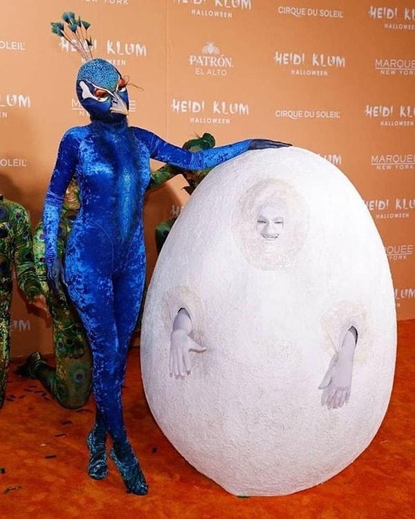 10. Heidi Klum ve Tom Kaulitz tavuskuşu ve yumurta Cadılar Bayramı kostümü.