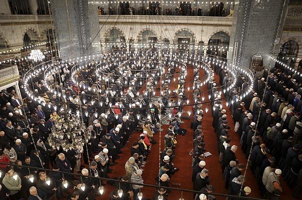 Yeni yılın ilk sabahında on binlerce kişi Ayasofya, Sultan Ahmet, Süleymaniye ve Yeni Camii’nde sabah namazında buluştu.