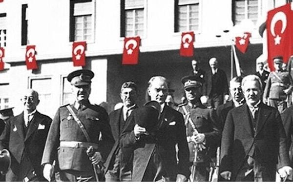 1923 yılında kurulan yeni Türkiye Cumhuriyeti, Osmanlı saltanatını lağvederek ulus devlet çatısı altında inşa edildi.