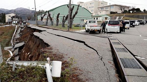 Depremin etkili olduğu bazı yerlerde yıkılan binaların olduğu bildirildi. Can kaybına ilişkin açıklama yapılmazken bazı bölgelerde ilk dalgalar kıyıya ulaştı.