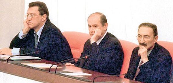 2001'de yaşanan ekonomik kriz, üçlü koalisyonu büyük bir bunalım içine çekti. Başbakan Ecevit'in hastalığı da buna eklenince ülkede yönetim boşluğu oluşmaya başladı.