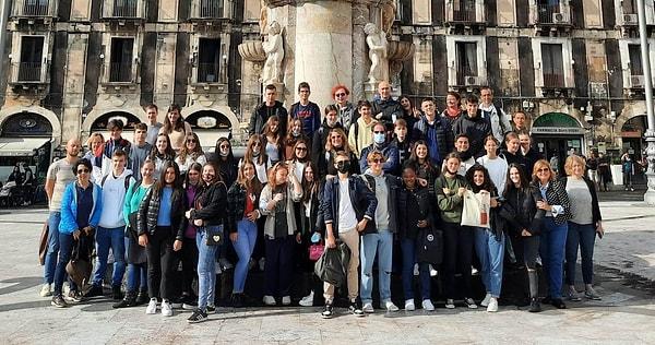 Uluslararası öğrenci değişim programı olan Erasmus, üniversite çağındaki gençlerin farklı kültürler ve eğitim programları deneyimlemesi için her yıl yüzlerce öğrenciyi yurt dışına anlaşmalı okullar gitmesini içeriyor.