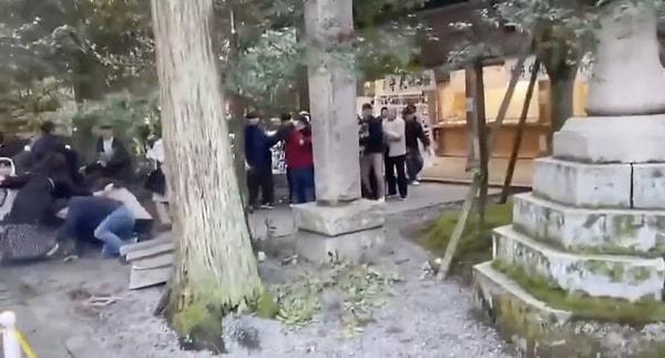Bir grup depreme tapınak ziyareti sırasında yakalandı.