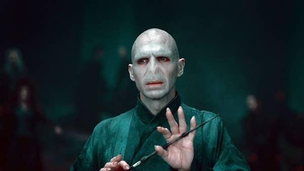 8. Ralph Fiennes, Harry Potter serisinde Voldemort'u oynamayı başlangıçta reddetmeyi planlamıştı. Watch What Happens Live with Andy Cohen'de şunları söyledi: "Aptalca cehaletim yüzünden kitapları okumamıştım, ilk filmleri de izlememiştim ve biraz kibirli davrandığımı söylemeliyim."