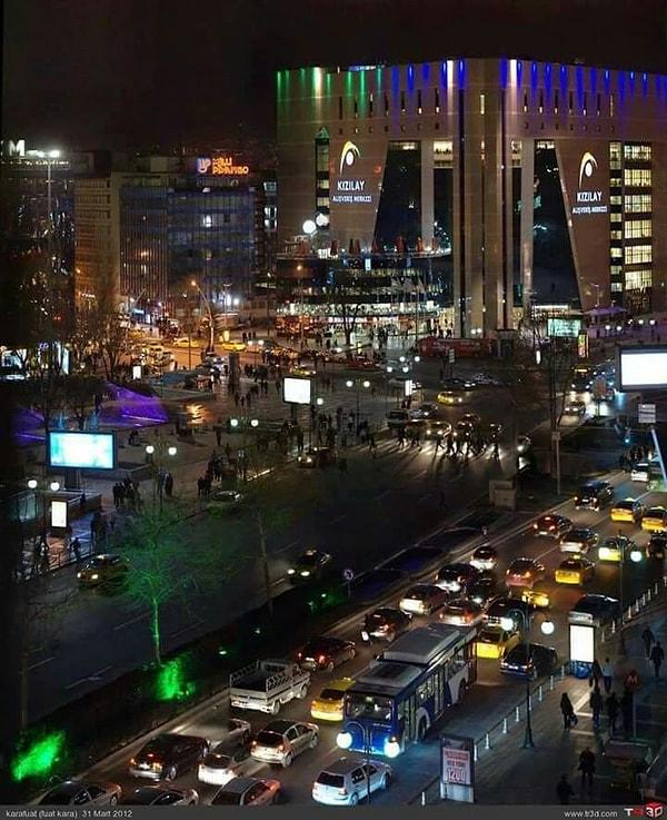 Gece saatlerinde Ankara Kızılay'da panik hakimdi.
