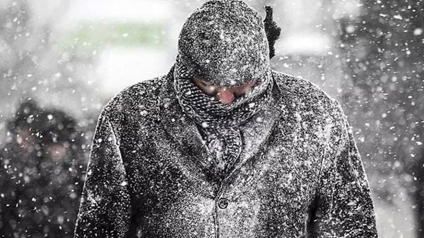Kış aylarının gelmesiyle birlikte İstanbul'da beklenen kar yağışı bir türlü yüzünü göstermedi. Ancak Meteoroloji uzmanlarından gelen yeni uyarıda, ocak ayının ilk haftasından sonra sıcaklıkların büyük oranda düşeceği ve beklenen kar yağışının görüleceği açıklandı.