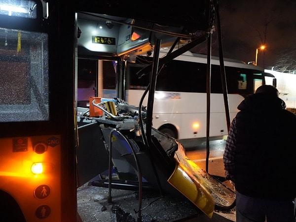 Çarpma sonucu otobüsün şoförü ve araçta bulunan 8 yolcu yaralandı. Haber verilmesi üzerine olay yerine polis ve sağlık ekipleri sevk edildi.