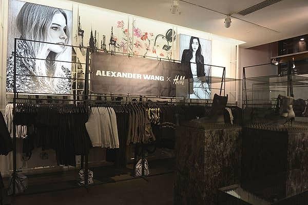 25. Alexander Wang'ın H&M koleksiyonu yeni çıkmış birçok kişiyi mağazalara doldurmuştu.