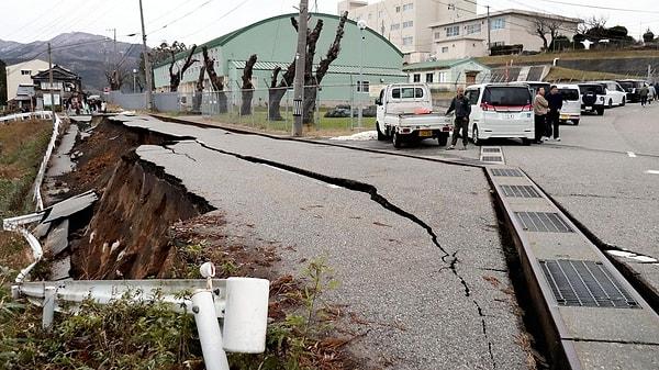 Japonya'daki 7.6 şiddetindeki deprem sırasında canlı yayında olan bir kadının görüntüleri dikkat çekti. Kadın telefonuna gelen erken uyarı bildirimi ile sarsıntıdan kaçabildi.