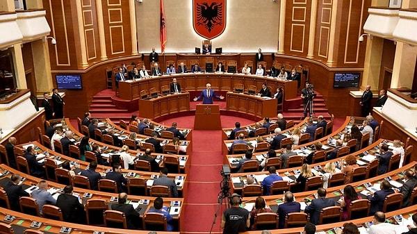 Arnavutluk Yolsuzluk ve Organize Suçlara ilişkin Özel Mahkeme, eski Cumhurbaşkanı ve Başbakan Sali Berisha'yı bir devlet arazisinin özelleştirilmesi sırasında damadını kayırmakla suçladı.