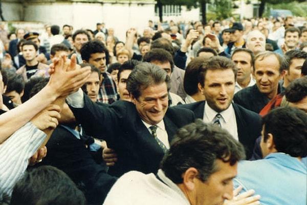 Sali Berisha, komünizm politikalarından çökmüş bir halde çıkan Arnavutluk'ta 1992-1997 yılları arasında cumhurbaşkanı, 2005-2013 yılları arasında ise başbakanlık yapmıştı.