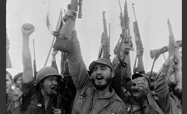 Kübalı asker ve diktatör Batista, 1940 yılından beri ülkenin hakimiyetini elinde tutuyordu. O zamanlar genç bir Küba Halk Partisi üyesi olan Castro, Batista yönetimine karşı silahlı mücadeleye katıldı.