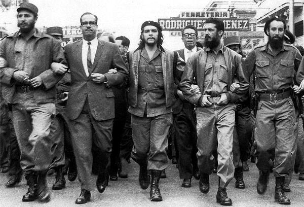 Küba'ya döndükten sonra hükûmet kuvvetleriyle girişilen çatışmalarda arkadaşlarının çoğunu yitiren Castro, aralarında kardeşi Raul Castro ve dava arkadaşı Ernesto Che Guevara'nın da bulunduğu 12 arkadaşıyla birlikte Maestra Dağlarına çekildi.