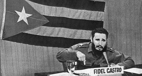 İktidara gelen Fidel Castro ve arkaşları, ilk olarak fiyatları ve kiraları düşürdü. Ardından köklü bir toprak reformu başlattı. 40 hektarı geçen toprak bedelleri 20 yılda ödenmek üzere kamulaştırıldı ve halk çiftlikleri olarak işletilmeye başlandı.