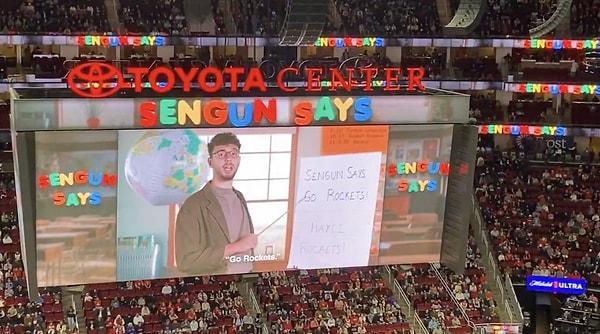 Toyota Center'da Houston Rockets'ı desteklemek isteyen taraftarlar molada ekrana yansıtılan Alperen Şengün'ün Türkçe dersini izleyerek tezahürat etti.