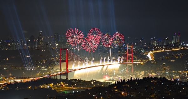 Bir kesim yılbaşında birbirinden değerli sanatçıların konserlerine gitmeyi tercih ederken bir kesim de evde ailesiyle birlikte kutlamayı tercih etti.