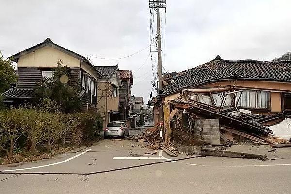 Depremde 24 kişi hayatını kaybederken verilen tsunami uyarısı da kaldırıldı.