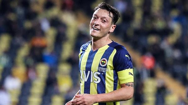 2021'in Ocak ayında Premier Lig ekibi Arsenal'den ayrılarak Fenerbahçe'ye transfer olan Mesut Özil'in Türkiye kariyeri istediği gibi gitmemişti.
