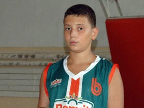 Giresun'da tanıştığı basketbolda kısa zamanda yeteneğiyle sivrildi. Bu küçük Karadeniz şehrinde uzun süre kalmayacaktı. Henüz 12 yaşındayken Bandırma Banvit'e transfer oldu.