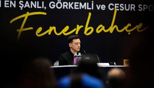 Mesut Özil, 27 Ocak 2021 tarihinde kendisini Fenerbahçe'ye bağlayan 3,5 yıllık anlaşmaya imzayı atmışltı.