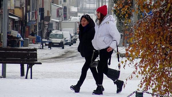 Meteoroloji Uzmanı Dr. Güven Özdemir, A Haber'e yaptığı açıklamada "Balkanlar üzerinden kutup soğuğu aşağıya doğru çekilecek ve yüzde 90 olasılıkla bir kar yağışı alacağız" dedi.