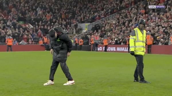 Mücadeleyi 4-2 kazanan Liverpool'un teknik direktörü Jürgen Klopp, galibiyet sevinci yaşarken evlilik yüzüğünü düşürdü.