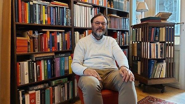 1960 doğumlu bir dil bilimci olan Prof. Dr. Johan Vandewalle, Ghent Üniversitesi Mütercim Tercümanlık ve İletişim Bölümü'nün Türkçe Bölümü Başkanı olarak görev yapmaktadır.