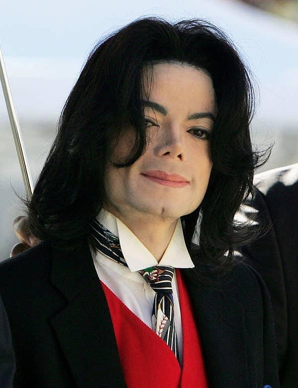 4. "Michael Jackson'ın suçlamaları hiçbir zaman kanıtlanamamış olsa da, iki erkek çocuğunu taciz ettiğine dair suçlamaları oldukça düşündürücü."