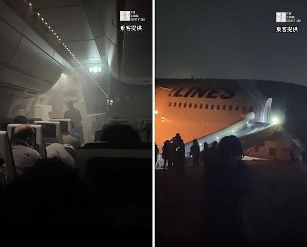 Uçağın içerisindeki görüntülerde yolcular sakince beklerken şişme kaydırakla yolcuların tahliye edildiği görülüyor.