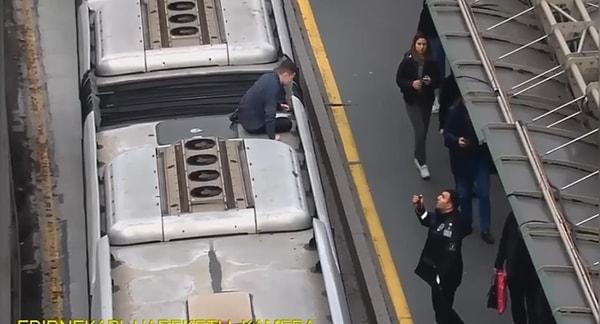 Metrobüsün üzerinde iki durak ilerlediği öğrenilen şahıs, güvenlik görevlilerinin farketmesi sonrası ikna edilerek indirilmeye çalışıldı.