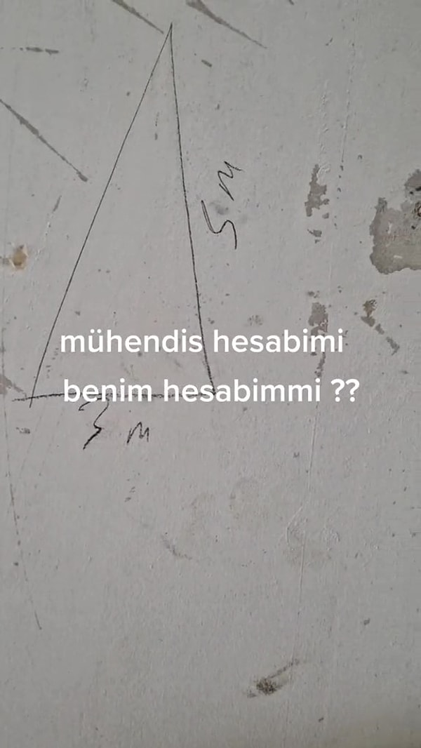 Gurbetçi inşaat işçisi adam o anlarda, Türkiye'den geldiğini belirttiği mühendislik öğrencisinden bir geometri sorusunu çözmesini ve üçgenin iç alanının kaç metrekare olduğunu bulmasını istiyor.