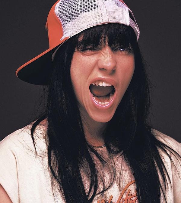 Billie Eilish'in MP3’üne indirdiği ilk şarkının 28* milyon dinlenmesi olan Katy Perry’den "I Kissed A Girl" olduğu öğrenilince yorumlar çığ gibi büyüdü gitti.