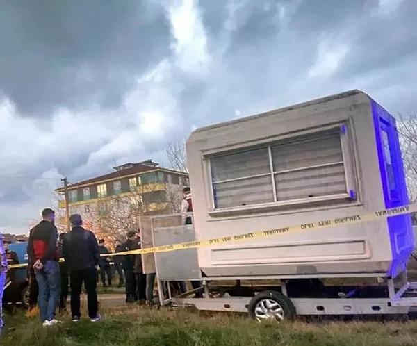 Çerkezköy'ün Veliköy Mahallesi Özgürlük 3'üncü Sokak'ta ailesiyle birlikte yaşayan Engin Zorlu, karavana çevirip, aracının arkasına bağlayıp kullandığı polyester kabine gitti.