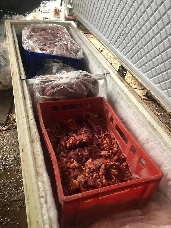 Otopark alanında yapılan incelemede dolaplar içerisinde çürümüş koyun etleri ve ne eti olduğu tespit edilemeyen kıymalar ele geçirildi.