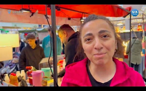 Meral Hanım, kendisine burada "Marry" diye seslendiklerinden bahsetti, "Waffle İşletmesi yapıyoruz burası yeni bir hayat mücadelesi bizim için. Türkiye'den buraya göç eden 4 kişilik bir aileyiz, bundan yaklaşık 10 ay önce İstanbul'dan radikal bir karar alıp buraya yerleştik. Aslında eşim de ben de Jeofizik mühendisiyiz."