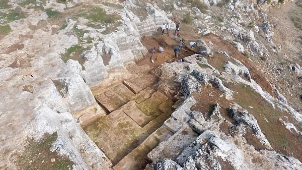 Geçen yıl 1500 yıllık kilise kalıntısı bulunmasının ardından çalışmaların yürütüldüğü bölgede eski taş ocağı olarak değerlendirilen alanda kazı çalışması başlatıldı.