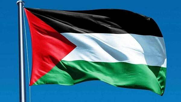 İsrail'in Gazze'yi işgali sonrası ülkemizde de olmak üzere olaya tepkili pek çok kişi destek amaçlı Filistin bayrağı asıyor, protestolarda elinde taşıyor. Son günlerde sık sık gördüğümüz bu bayrağın neyi temsil ettiği de sık sık tartışılıyor.