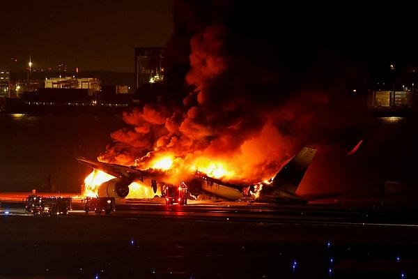 Uçuş sırasında Airbus A350 tipi bir yolcu uçağında çıkan yangın, içerideki 379 yolcu ve mürettebat için kritik bir durum yarattı.