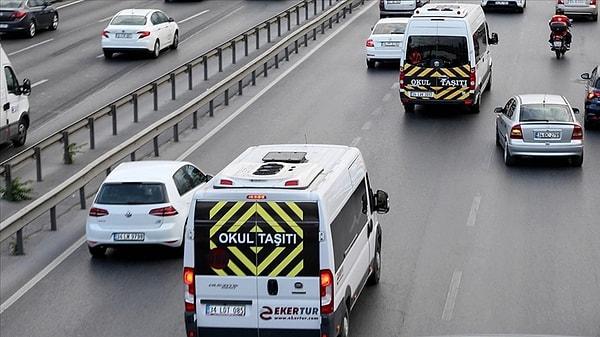 Tuzla’da bulunan bir okula öğrencileri taşıyan servis aracı, Kadıköy’de trafik ışıklarında ‘lastiğin patladı’ diyerek durduruldu. Servis şöförü inince, araç içindekilerle birlikte kaçırıldı.